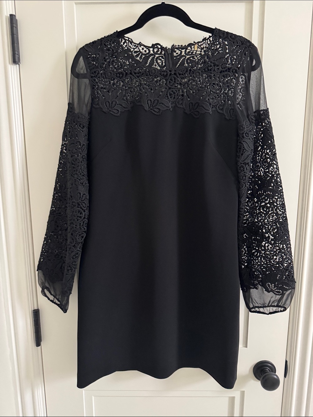 Elie Tahari Black Elegant Lace Yoke Long Sleeve Shift Dress. Size 4.